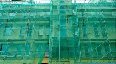 Фасадная защитная сетка — назначение, монтаж и применение