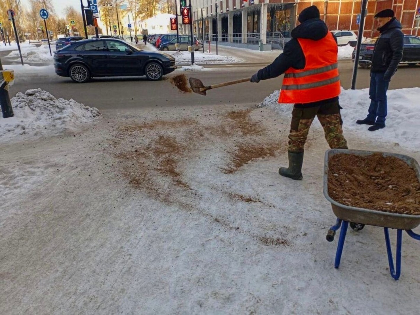 Плюсы и минусы простого песка в борьбе с гололедом