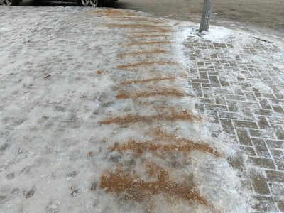 Соль или песок: что лучше для борьбы с гололедом на тротуарах?